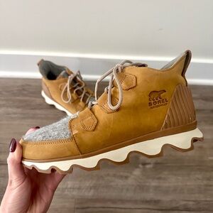 Sorel Kinetic Caribou Tan and Gray Waterproof Boots Leather Suede 9.5